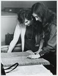 1970-84 Twee studenten staan gebogen over een boek aan de leestafel tijdens het educatieve evenement Archifaksie ...