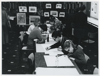 1970-85 Studenten aan de tekentafel tijdens het educatieve evenement Archifaksie georganiseerd door de Gemeente Rotterdam.