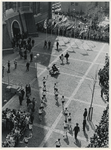 1970-856 De aankomst van estafettelopers met het bevrijdingsvuur uit Wagingen op de Laurensplaats [Grotekerkplein]. De ...
