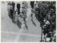 1970-861 De aankomst van estafettelopers met het bevrijdingsvuur uit Wagingen op de Laurensplaats [Grotekerkplein]. Een ...