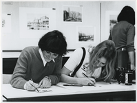 1970-87 Twee studenten aan de tekentafel tijdens het educatieve evenement Archifaksie georganiseerd door de Gemeente ...