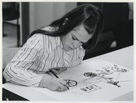 1970-88 Een studente aan de tekentafel tijdens het educatieve evenement Archifaksie georganiseerd door de Gemeente Rotterdam.