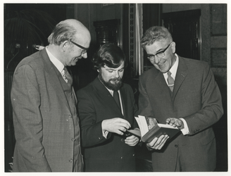 1970-887 Uitreiking van het eerste exemplaar Rotterdam mei '40 met (van links naar rechts) D.H. Landwehr, ...