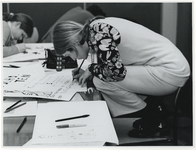 1970-89 Studente Anneke Huibers aan de tekentafel tijdens het educatieve evenement Archifaksie georganiseerd door de ...