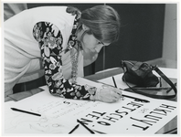 1970-90 Studente Anneke Huibers aan de tekentafel tijdens het educatieve evenement Archifaksie georganiseerd door de ...