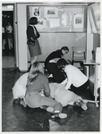 1970-91 Studenten aan het tekenen en stiften tijdens het educatieve evenement Archifaksie georganiseerd door de ...