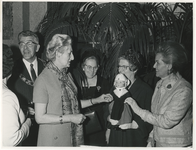 1970-915 Het vijfentwintigjarig bestaan van de U.T.T. (met van links naar rechts) burgemeester W. Thomassen, mevrouw ...