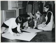 1970-93 Studenten aan het tekenen en stiften tijdens het educatieve evenement Archifaksie georganiseerd door de ...