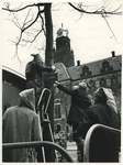 1970-938 Kabouters van Oranje Vrijstraat Rijnmond plaatsen beschermingsbordjes op bomen op de Coolsingel, waarvan zijn ...