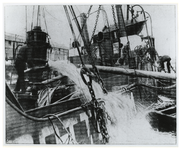 1970-942 Het beschadigd achterschip na de ontploffing van de scheepsmotor 'Luik I'.