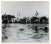1970-945 Een waterpolowedstrijd in het natuurzwembad tijdens een waterfeest bij Sportvereniging Hillegersberg .