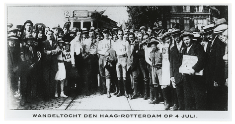 1970-948 De deelnemers van de wandeltocht van Den Haag naar Rotterdam.