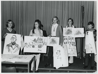 1970-97 De prijsuitreiking tweede prijzen van het educatieve evenement Archifaksie georganiseerd door de Gemeente Rotterdam.