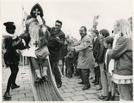 1971-1331 Opening van het clubhuis aan de Herenoord door Sinterklaas.