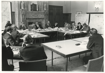 1971-1342 Hoorzitting over de uitbreiding van de luchthaven Rotterdam met (in het midden) burgemeester W. Thomassen en ...