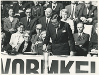 1971-136 Prins Claus verricht door een druk op de knop de opening van het Sport- en Tentoonstellingscomplex Ahoy. Links ...