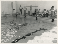 1971-1582 Opening van het zwembad Hoogvliet aan de Middenbaan.