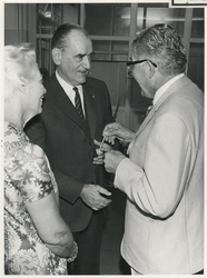 1971-1645 Burgemeester W. Thomassen overhandigt de Rode Kruissleutel aan doctor A.W. Mellema, directeur van de ...