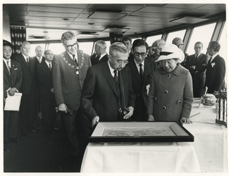 1971-2061 Bezoek van keizer Hirohito en keizerin Nagako van Japan aan de Euromast met burgemeester W. Thomassen.