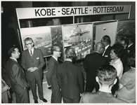 1971-2099 Burgemeester W. Thomassen en diplomaten tijdens het zusterhavencongres van de havens in Kobe (Japan), Seattle ...
