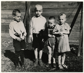 1971-2181 Hongerige kinderen tijdens de oorlog.
