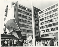 1971-2296 Opening van de studentenflat aan het Jacob van Campenplein door burgemeester W. Thomassen.