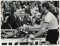 1971-230 Opening van het Sport- en tentoonstellingscomplex Ahoy. Prins Claus feliciteert na de opening wielrenner Joop ...