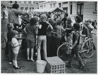 1971-2342 Buurtfeest van de wijk het Oude Westen in de Van Speykdwarsstraat gezien uit het westen.