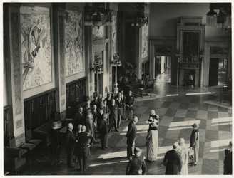 1971-529 Koningin Wilhelmina, prins Hendrik en prinses Juliana worden ontvangen in de Burgerzaal van het stadhuis ...