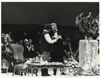 1971-566 Burgemeester W. Thomassen overhandigt de sopraan Gré van Swol-Brouwenstijn de Wolfert van Borselenpenning ...
