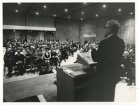 1971-568 Vergadering in Ommoord over de annexatieplannen met (rechts) burgemeester W. Thomassen.