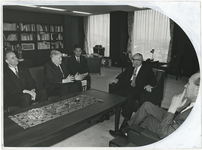 1971-630 Wethouder Jettinghoff en doctor Haragudi in gesprek in zijn kantoor in het Wereldhandelscentrum in Kobe.