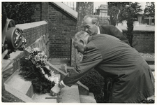 1971-633 Wethouders Jettinghoff en Bax leggen bloemen op de graven van gestorven Hollanders in Nagasaki.