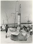 1971-729 De Rotterdamse beeldhouwers Rob Maingay en Perry Abramsen onthullen hun aan het gemeentebestuur, wijkraad en ...