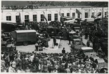1971-853 Dwangarbeiders die zijn teruggekeerd uit Duitsland verzamelen zich op het plein voor Station Delftsche Poort