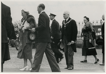 1971-856 Bezoek van koningin Juliana en prins Bernhard tijdens Opbouwdag. Rechts burgemeester P.J. Oud.