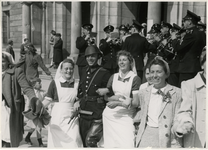1971-858 Bevrijdingsvreugde na de Duitse bezetting, een militair en verpleegsters dansend op de Coolsingel voor het ...