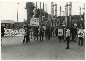 1972-1028 Protest bij de opening van chemiefabriek Oxirane Chemie Nederland te Rotterdam.
