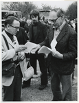 1972-1039 De heer R.A.D. Renting (rechts) deelt bij de ingang van het museum voor de IJsselmeerpolders in Schokland een ...
