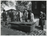 1972-1040 Het archiefpersoneel brengt een bezoek aan het museum voor de IJsselmeerpolders in Schokland.
