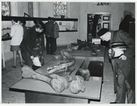 1972-1041 Het archiefpersoneel brengt een bezoek aan het museum voor de IJsselmeerpolders in Schokland in de ...