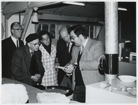 1972-1042 Het archiefpersoneel brengt een bezoek aan het museum voor de IJsselmeerpolders in Schokland op de ...