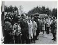 1972-1043 Het archiefpersoneel wacht voor de ingang van de Flevohof in Elburg.