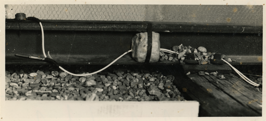 1972-11 Een springlading dynamiet aangebracht op rails van een spoorwegemplacement door het Verzet om de Duitse ...