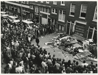 1972-1837 Meubilair op straat gegooid tijdens de anti-Turkse rel in de Afrikaanderwijk.
