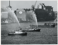 1972-1940 Vlootschouw met vaartuigen van de Gemeentelijke Havendienst op de Nieuwe Maas ter hoogte van de Sint ...