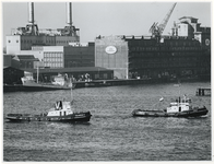 1972-1943 Vlootschouw met twee sleepboten van de Rotterdamse Sleepdienst Centrale op de Nieuwe Maas ter hoogte van de ...