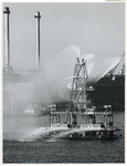 1972-1949 Vlootschouw met een blusfort van de Gemeentelijke Havendienst op de Nieuwe Maas ter hoogte van Sint ...