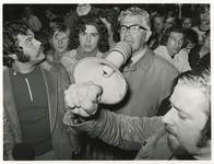 1972-2005 Burgemeester W. Thomassen probeert de Afrikaanderwijk te kalmeren tijdens de anti-Turkse rellen.