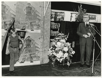 1972-2007 Opening van de nieuwe vestiging van het Rotterdamsch Nieuwsblad in het Holbeinhuis met (rechts) burgemeester ...